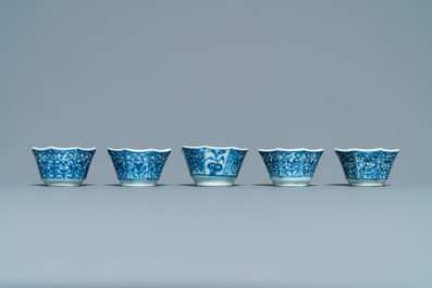 Zestien Chinese blauw-witte schotels en veertien koppen, Kangxi