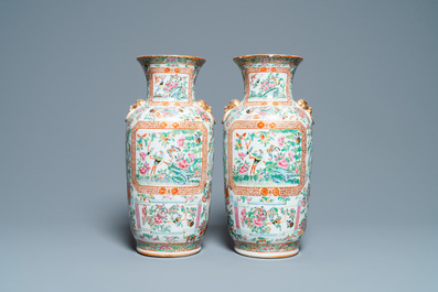 Een paar Chinese Canton famille rose vazen, 19e eeuw