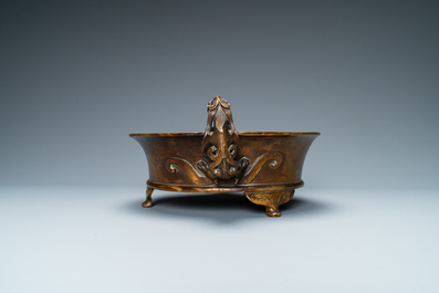 A large Chinese bronze tripod censer with chilong handles, Xuande mark, 18/19th C.
