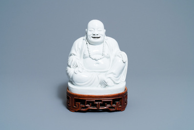 Une figure de Bouddha en porcelaine blanc de Chine de Dehua, Kangxi