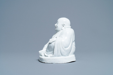 Une figure de Bouddha en porcelaine blanc de Chine de Dehua, Kangxi