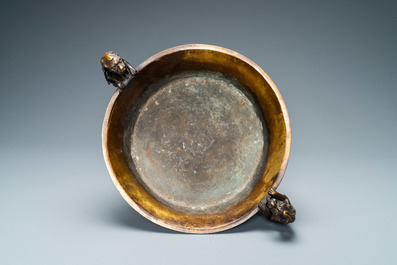 A large Chinese bronze tripod censer with chilong handles, Xuande mark, 18/19th C.