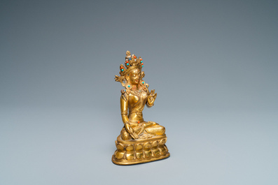 Une figure de Tara en bronze dor&eacute; incrust&eacute; de corail et de turquoise, Sino-Tibet, 18&egrave;me