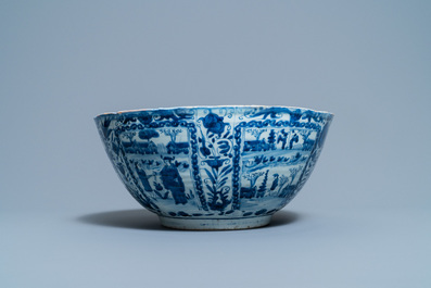 Un grand bol en porcelaine de Chine en bleu et blanc de type kraak, Wanli