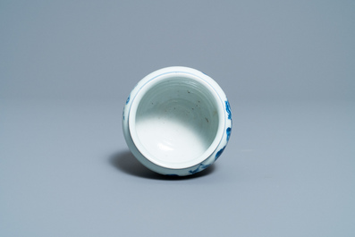 Een Chinese blauw-witte stem cup met landschapsdecor, Kangxi/Yongzheng