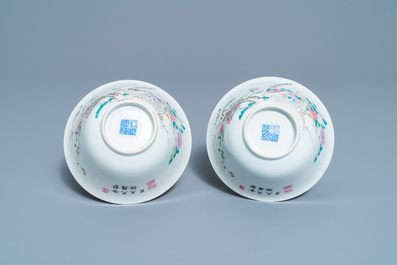 Een paar Chinese famille rose kommen met fazanten tussen bloesemtakken, Qianlong merk, Republiek