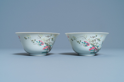 Een paar Chinese famille rose kommen met fazanten tussen bloesemtakken, Qianlong merk, Republiek