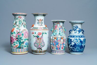 Drie Chinese famille rose vazen en een blauw-witte vaas, 19e eeuw