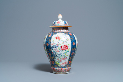 Een Chinese famille rose dekselvaas, Yongzheng