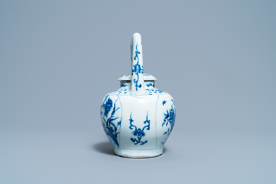 Une grande verseuse &agrave; vin couverte en porcelaine de Chine en bleu et blanc, &eacute;poque Transition
