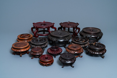 44 socles en bois sculpt&eacute;, Chine, 19/20&egrave;me