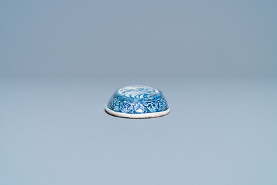 Een blauw-witte Delftse borstelrug met een naaister aan het werk, 18e eeuw