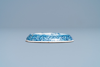 Een blauw-witte Delftse borstelrug met een naaister aan het werk, 18e eeuw
