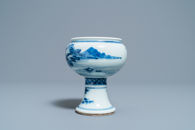 Een Chinese blauw-witte stem cup met landschapsdecor, Kangxi/Yongzheng