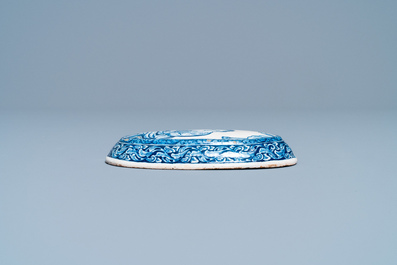 Een blauw-witte Delftse borstelrug met een naaister aan het werk, 18e eeuw