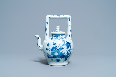 Une grande verseuse &agrave; vin couverte en porcelaine de Chine en bleu et blanc, &eacute;poque Transition