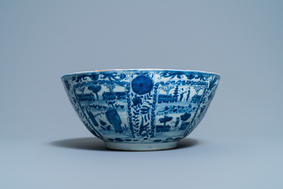 Un grand bol en porcelaine de Chine en bleu et blanc de type kraak, Wanli