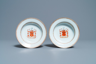 Een paar diepe Chinese borden met het wapen van Ross of Balnagowan voor de Schotse markt, Qianlong