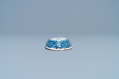 Een blauw-witte Delftse borstelrug met een naaister aan het werk, 18e eeuw