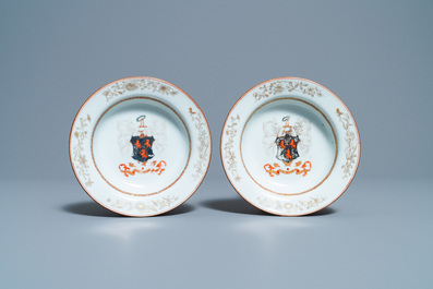 Une paire d'assiettes profondes en porcelaine de Chine armori&eacute;e aux armes de Ross of Balnagowan pour le march&eacute; &eacute;cossais, Qianlong