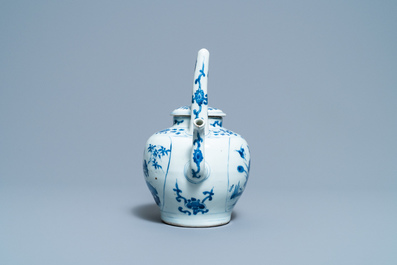 Une grande verseuse &agrave; vin couverte en porcelaine de Chine en bleu et blanc, &eacute;poque Transition