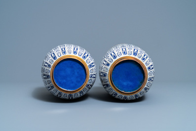 Een paar Chinese cloisonn&eacute; rouleau vazen, Republiek