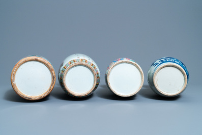 Drie Chinese famille rose vazen en een blauw-witte vaas, 19e eeuw