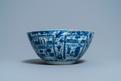 Un grand bol en porcelaine de Chine en bleu et blanc de type kraak, Wanli