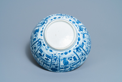 Un grand bol en porcelaine de Chine en bleu et blanc de type kraak, Wanli
