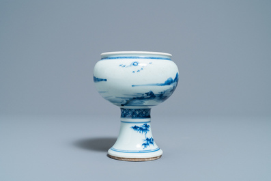 Een Chinese blauw-witte stem cup met landschapsdecor, Kangxi/Yongzheng
