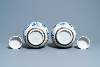 A pair of Chinese blue and white Nanking crackle-glazed jars and covers, 19th C.