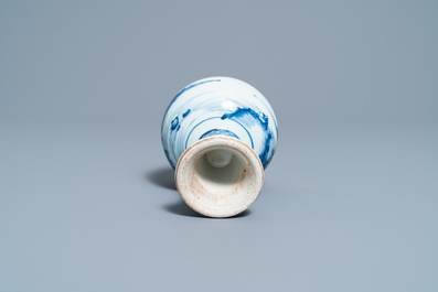 Een Chinese blauw-witte stem cup met landschapsdecor, Kangxi/Yongzheng