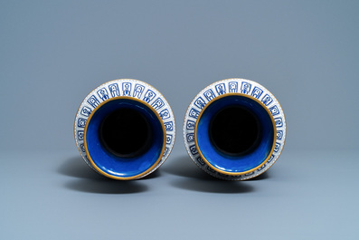 Een paar Chinese cloisonn&eacute; rouleau vazen, Republiek