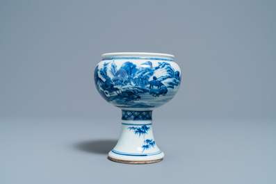 Een Chinese blauw-witte stem cup met landschapsdecor, Kangxi/Yongzheng
