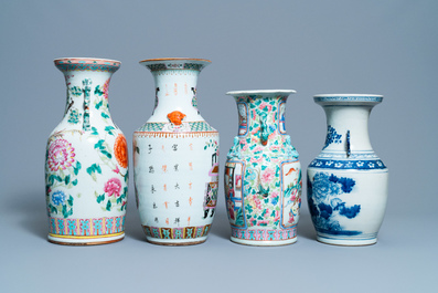 Drie Chinese famille rose vazen en een blauw-witte vaas, 19e eeuw