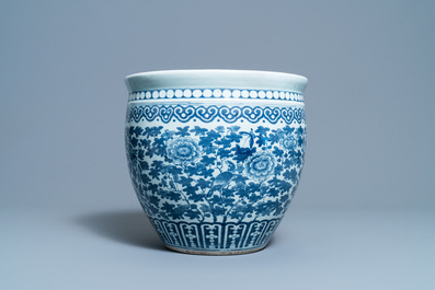 Un aquarium en porcelaine de Chine en bleu et blanc, 19&egrave;me