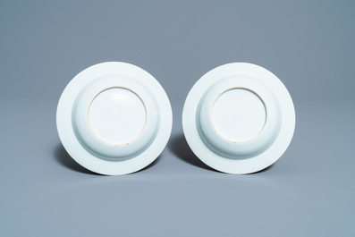 Une paire d'assiettes profondes en porcelaine de Chine armori&eacute;e aux armes de Ross of Balnagowan pour le march&eacute; &eacute;cossais, Qianlong