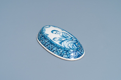 Een blauw-witte Delftse borstelrug met een naaister aan het werk, 18e eeuw