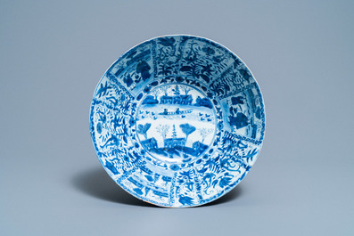 Un grand bol en porcelaine de Chine en bleu et blanc de type kraak, Wanli