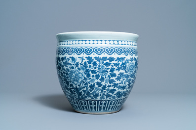 Un aquarium en porcelaine de Chine en bleu et blanc, 19&egrave;me