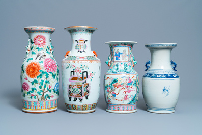 Drie Chinese famille rose vazen en een blauw-witte vaas, 19e eeuw