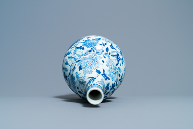Een Chinese blauw-witte kalebasvaas, 19e eeuw