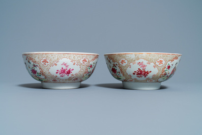A pair of Chinese famille rose 'Mandarin' bowls, Qianlong