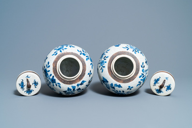 A pair of Chinese blue and white Nanking crackle-glazed jars and covers, 19th C.