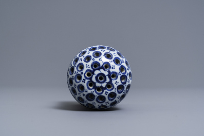 Een blauw-witte Delftse strooier, 18e eeuw