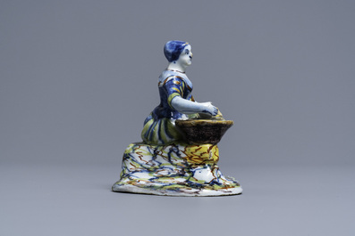 Une figure d'une marchande de fleurs en fa&iuml;ence de Delft polychrome, 18&egrave;me