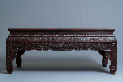 Een Chinese huanghuali houten 'kangzhuo' tafel, 18e eeuw