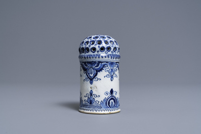 Een blauw-witte Delftse strooier, 18e eeuw
