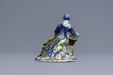 Une figure d'une marchande de fleurs en fa&iuml;ence de Delft polychrome, 18&egrave;me
