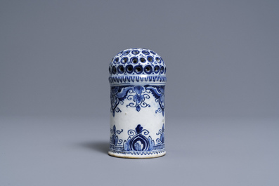 Een blauw-witte Delftse strooier, 18e eeuw